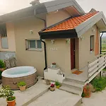 וילה Nife Tiny House - Secret Garden